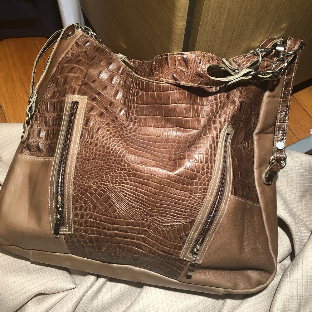 Veggio Cuero hobo style XL leather croc embossed